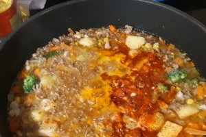 Mancare cu carne tocata si legume