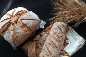 Paine cu faina neagra si susan