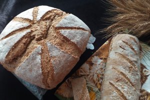 Paine cu faina neagra si susan