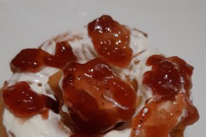 Desert papanasi prajiti cu smantana si gem de capsuni