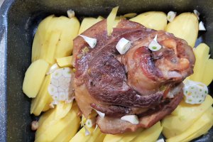 Ciolan de porc afumat cu cartofi - reteta cu carne nr. 400