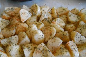 Mancare de cartofi noi cu fasole verde, la cuptor