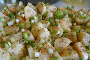Mancare de cartofi noi cu fasole verde, la cuptor