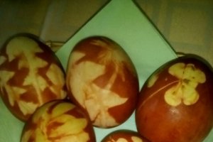 Oua vopsite cu coji de ceapa si decorate cu frunze de plante