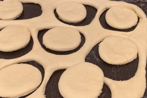 Desert Buchteln sau gogosi umplute cu Nutella, la cuptor