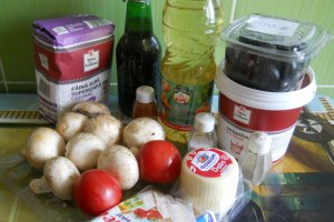 Pizza la tigaie, cu ciuperci, branzeturi si masline