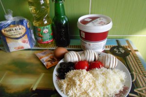Pizza la tigaie, cu ciuperci, branzeturi si masline