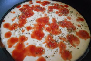 Pizza la tigaie, cu ciuperci, branzeturi si masline