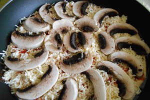 Pizza la tigaie, cu ciuperci, branzeturi si masline