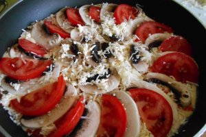 Pizza la tigaie, cu ciuperci, branzeturi si masline