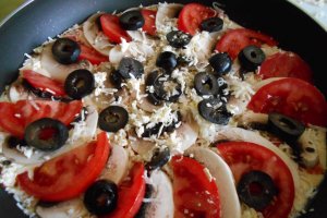 Pizza la tigaie, cu ciuperci, branzeturi si masline