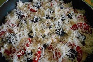 Pizza la tigaie, cu ciuperci, branzeturi si masline