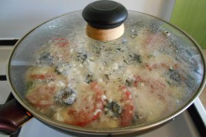 Pizza la tigaie, cu ciuperci, branzeturi si masline