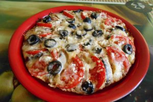 Pizza la tigaie, cu ciuperci, branzeturi si masline