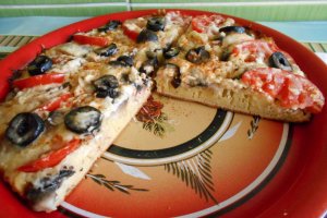 Pizza la tigaie, cu ciuperci, branzeturi si masline