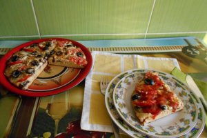 Pizza la tigaie, cu ciuperci, branzeturi si masline