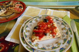 Pizza la tigaie, cu ciuperci, branzeturi si masline