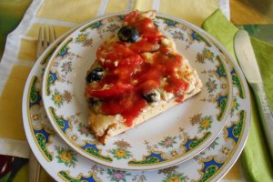 Pizza la tigaie, cu ciuperci, branzeturi si masline