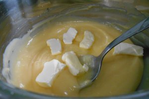 Desert Meringue cu crema mousseline si afine