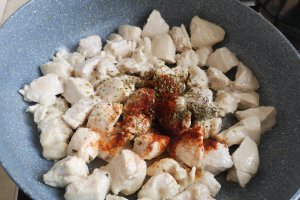 Pui cu ciuperci in sos de smantana