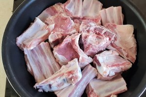 Costite de miel cu leurda si ceapa verde
