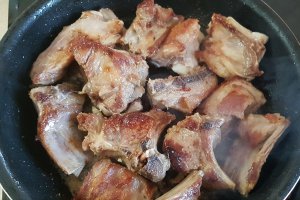 Costite de miel cu leurda si ceapa verde