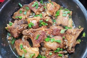 Costite de miel cu leurda si ceapa verde