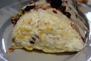 Desert rulada Pavlova cu cirese amare