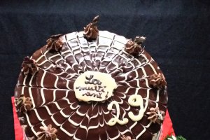 Desert tort cu crema de cafea si ciocolata