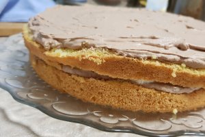 Desert tort cu crema de ciocolata, banane si zmeura