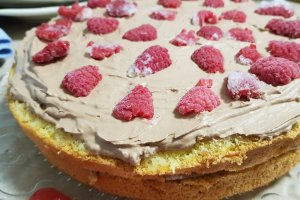 Desert tort cu crema de ciocolata, banane si zmeura