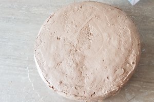 Desert tort cu crema de ciocolata, banane si zmeura
