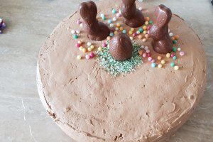Desert tort cu crema de ciocolata, banane si zmeura