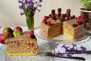 Desert tort cu crema de ciocolata, banane si zmeura