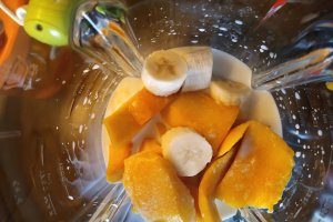 Smoothie de mango si banane