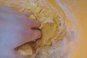 Desert prajitura cu foi, crema de lamaie si jeleu de zmeura