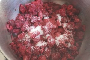 Desert prajitura cu foi, crema de lamaie si jeleu de zmeura