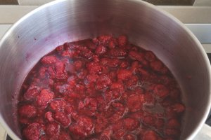 Desert prajitura cu foi, crema de lamaie si jeleu de zmeura