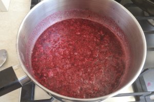 Desert prajitura cu foi, crema de lamaie si jeleu de zmeura