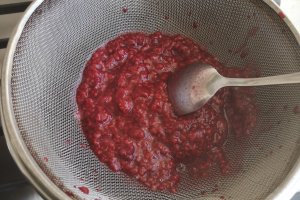 Desert prajitura cu foi, crema de lamaie si jeleu de zmeura