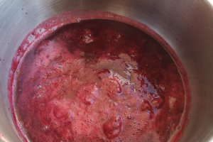 Desert prajitura cu foi, crema de lamaie si jeleu de zmeura