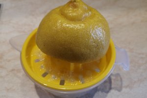 Desert prajitura cu foi, crema de lamaie si jeleu de zmeura