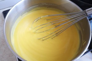 Desert prajitura cu foi, crema de lamaie si jeleu de zmeura
