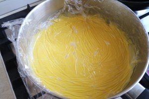 Desert prajitura cu foi, crema de lamaie si jeleu de zmeura