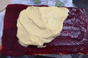 Desert prajitura cu foi, crema de lamaie si jeleu de zmeura