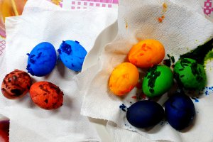Oua vopsite, decorate cu ajutorul orezului