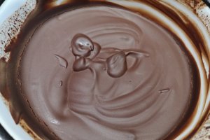 Desert tort cu ciocolata, mure si dantela de ciocolata