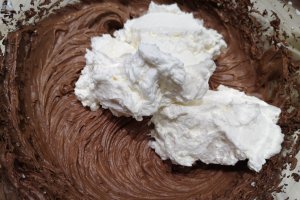 Desert tort cu ciocolata, mure si dantela de ciocolata