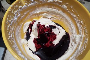 Desert tort cu ciocolata, mure si dantela de ciocolata