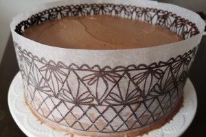 Desert tort cu ciocolata, mure si dantela de ciocolata